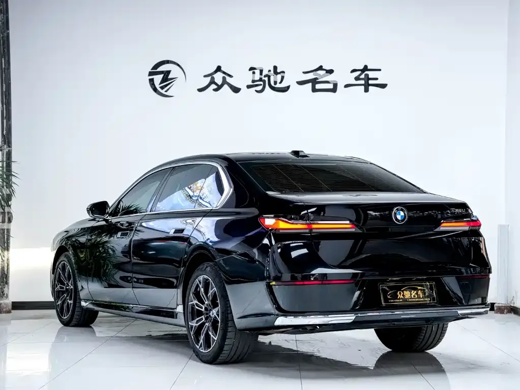 BMW 7 Series — фото 10