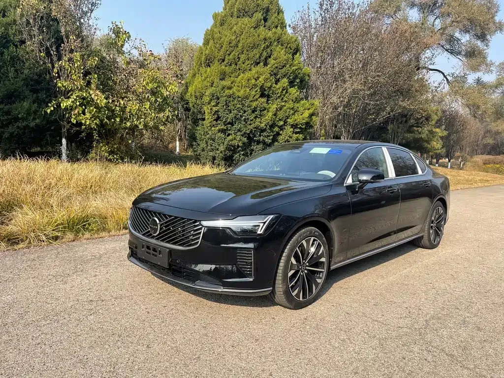 Volvo S90 — фото 1