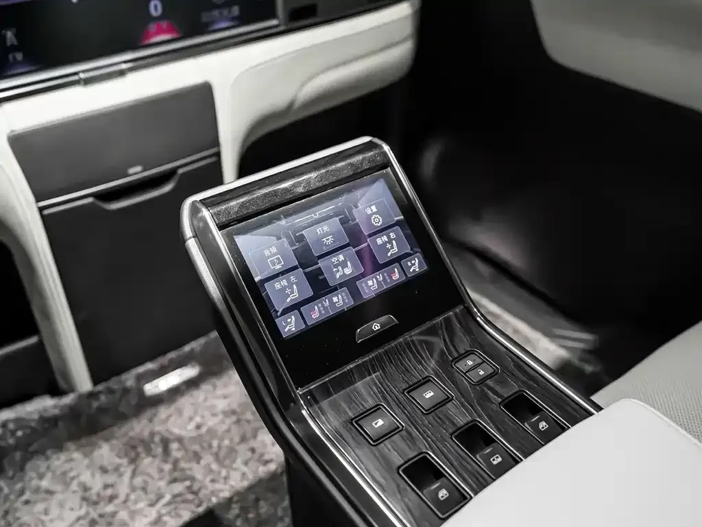 Lexus LM — фото 10