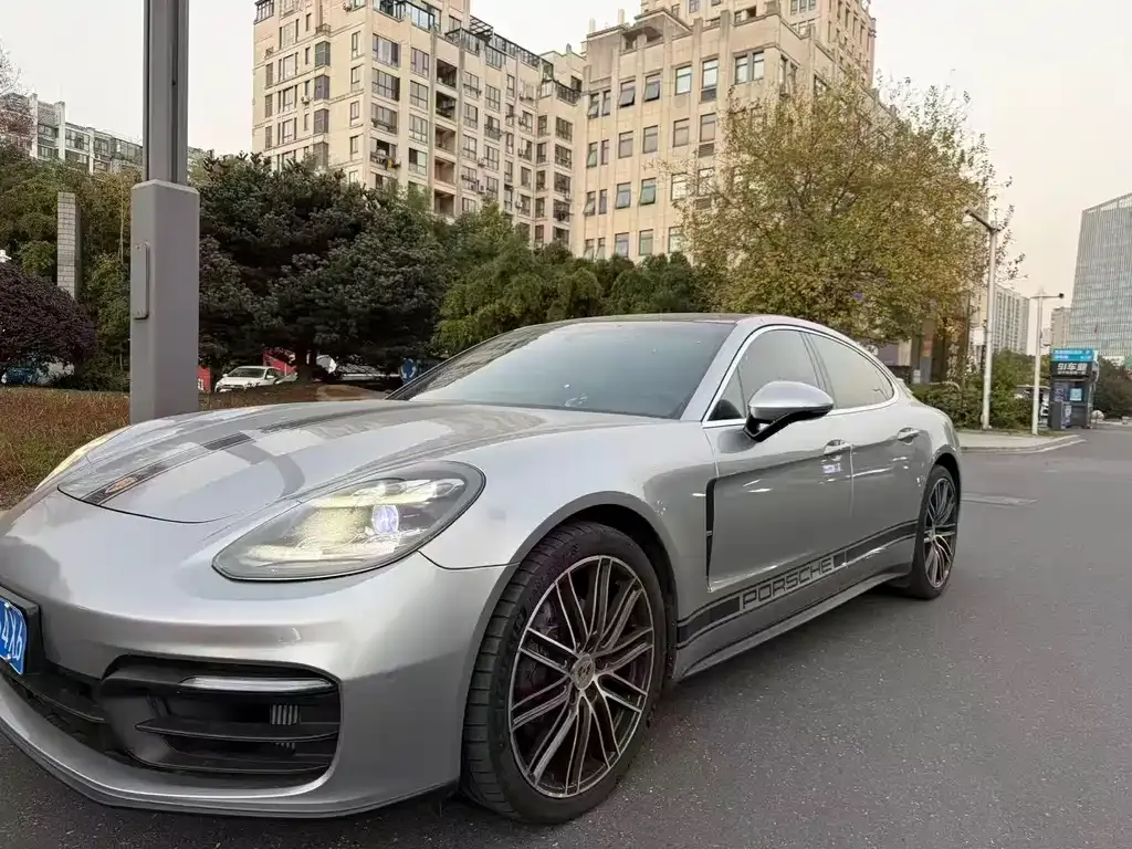 Porsche Panamera — фото 1