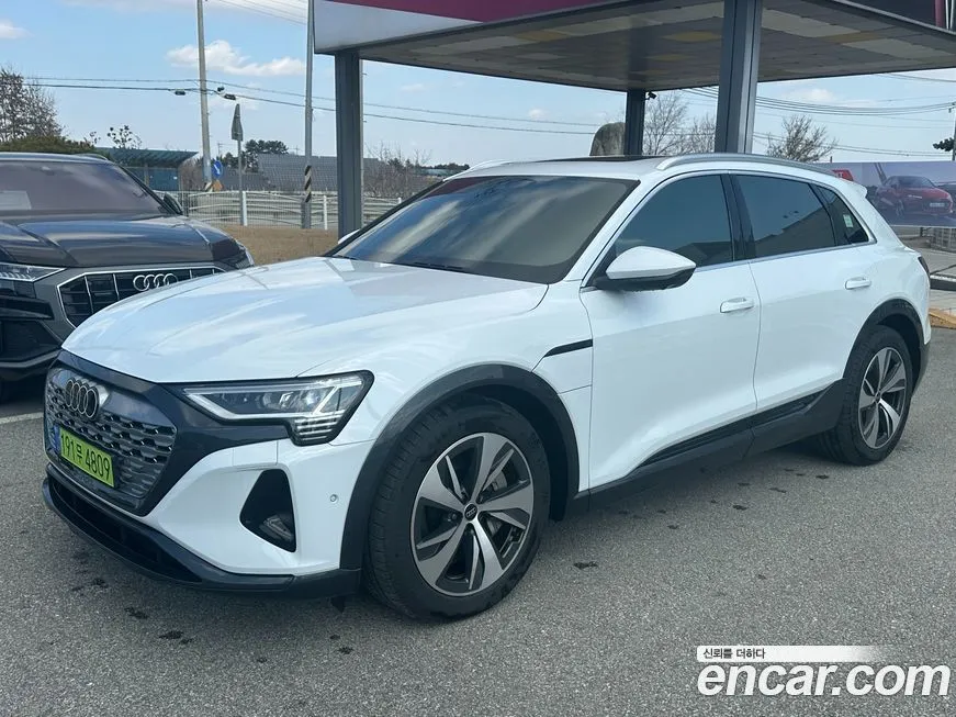 Audi Q8 e-tron — фото 1