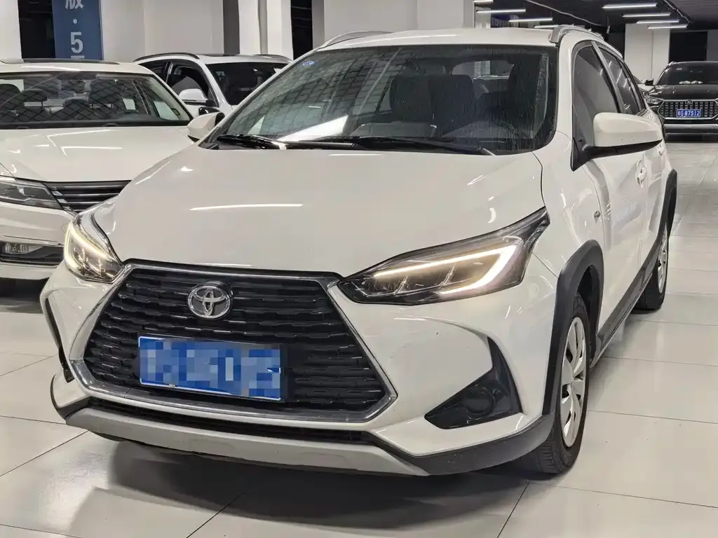 Toyota Yaris L — фото 1