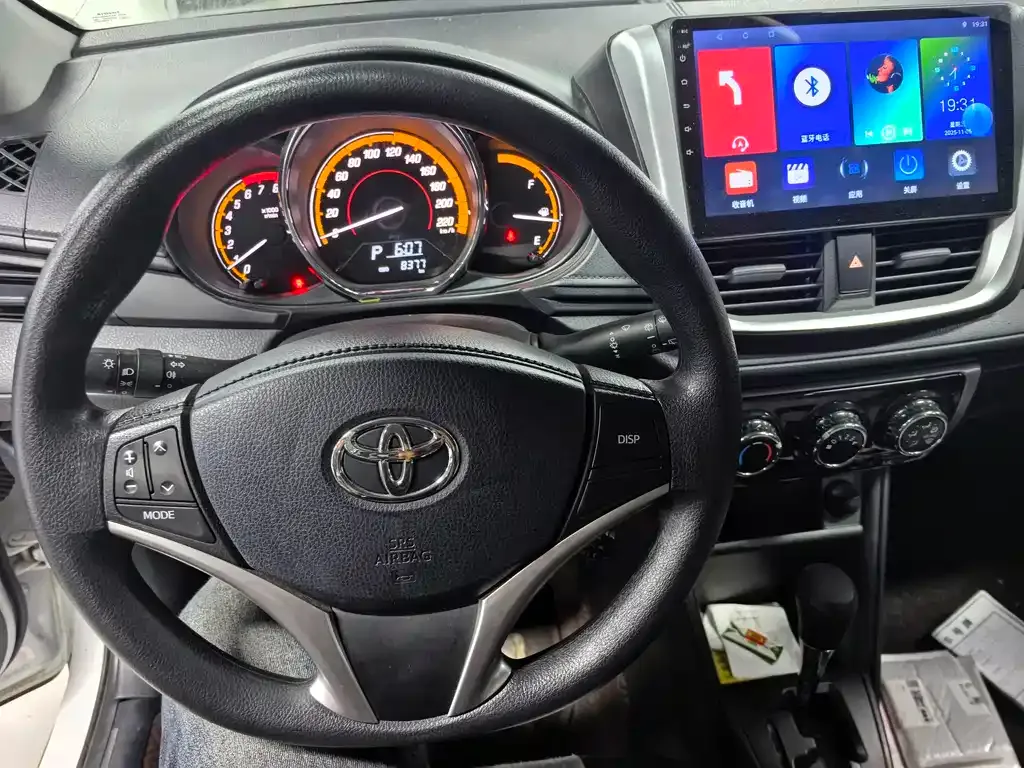 Toyota Yaris L — фото 10