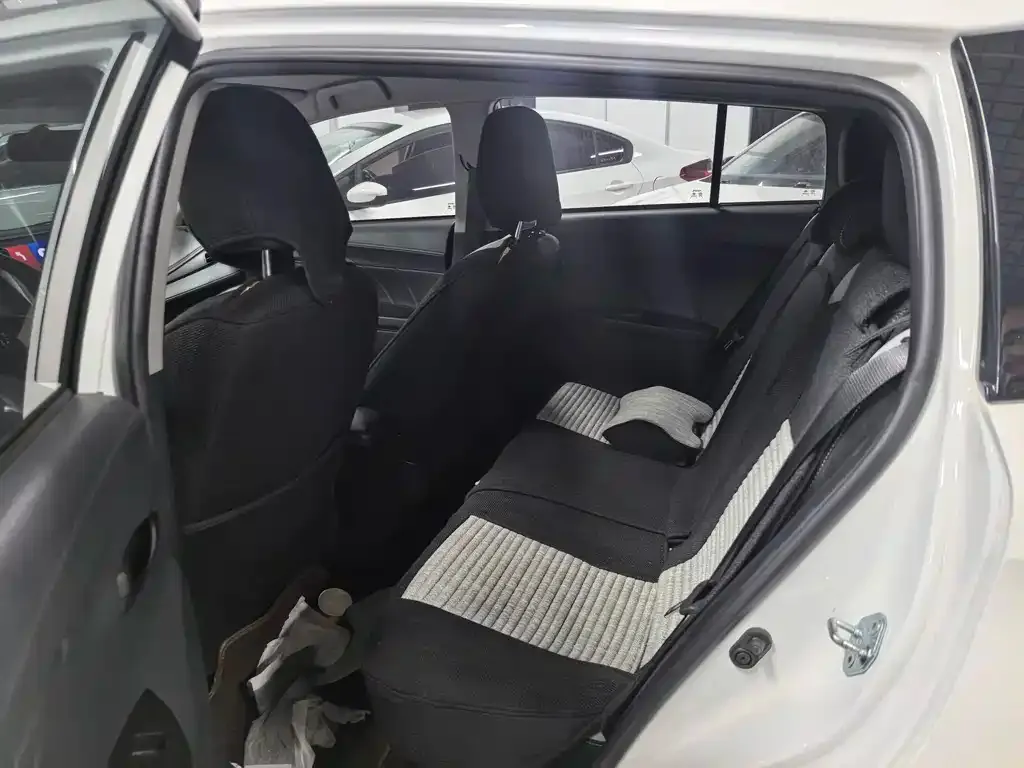 Toyota Yaris L — фото 6