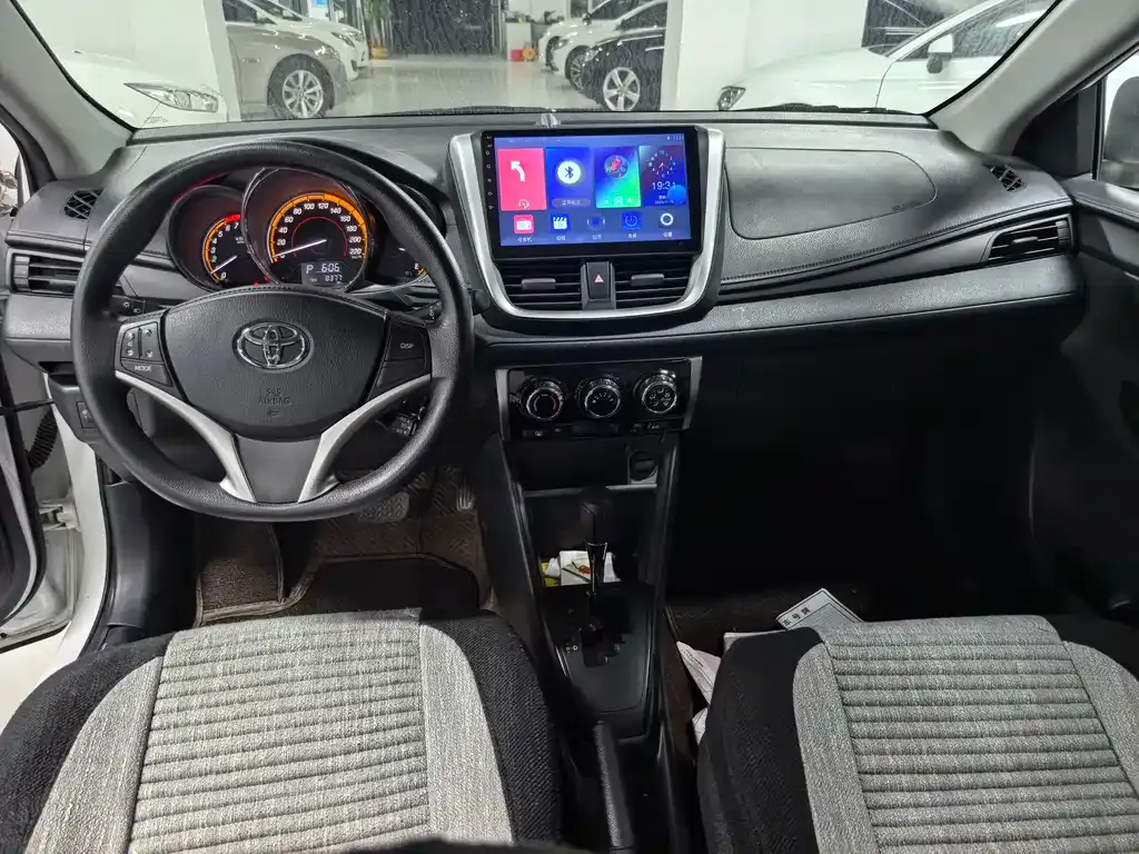 Toyota Yaris L — фото 7