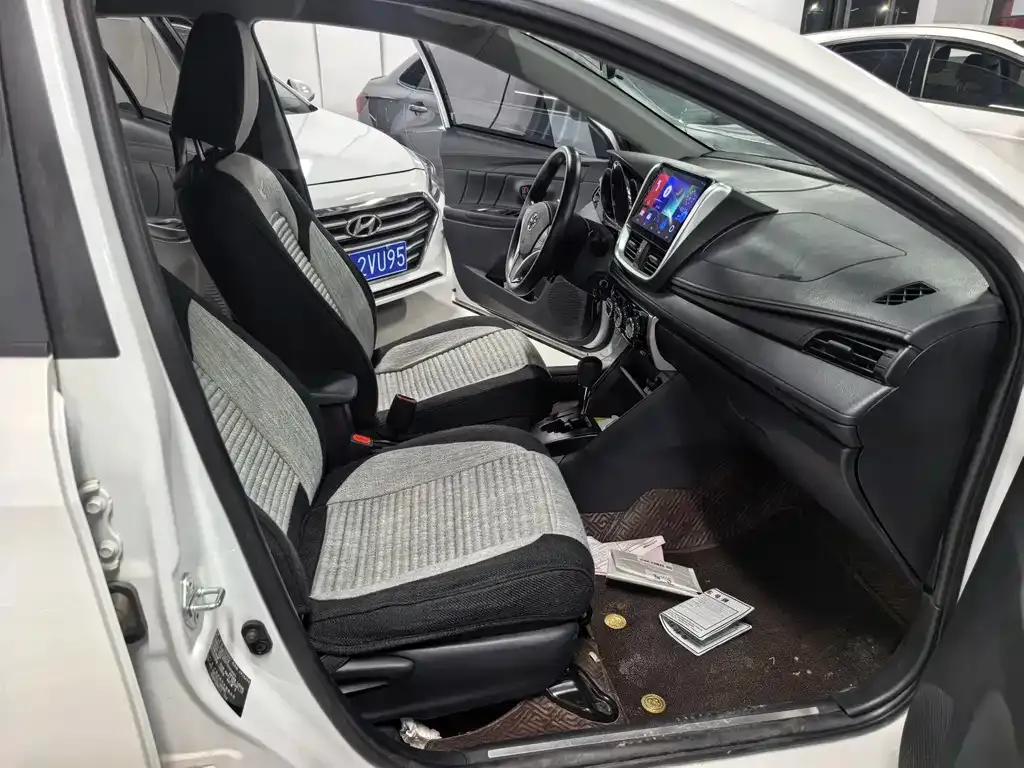 Toyota Yaris L — фото 8
