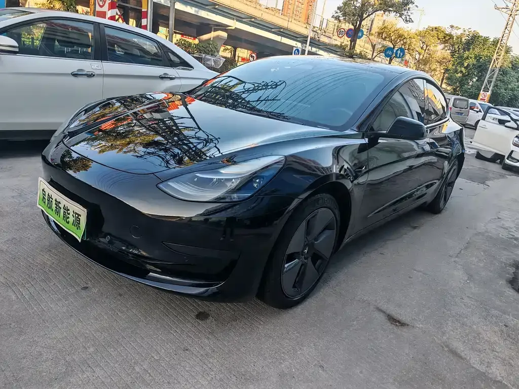 Tesla Model 3 — фото 1