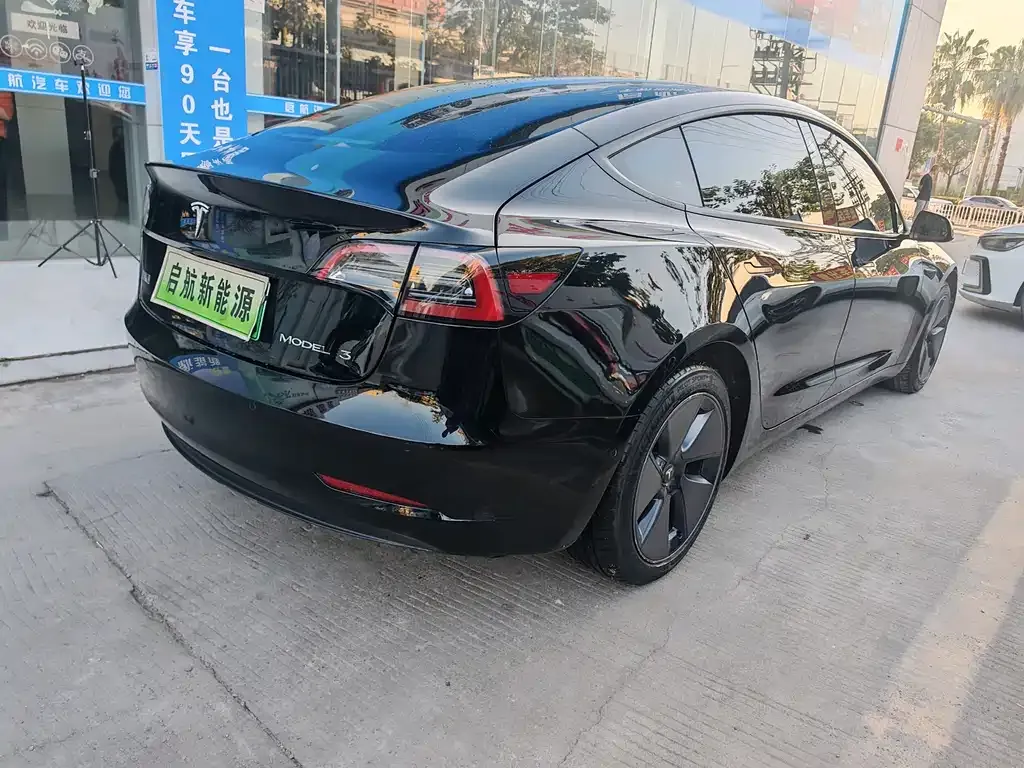 Tesla Model 3 — фото 10