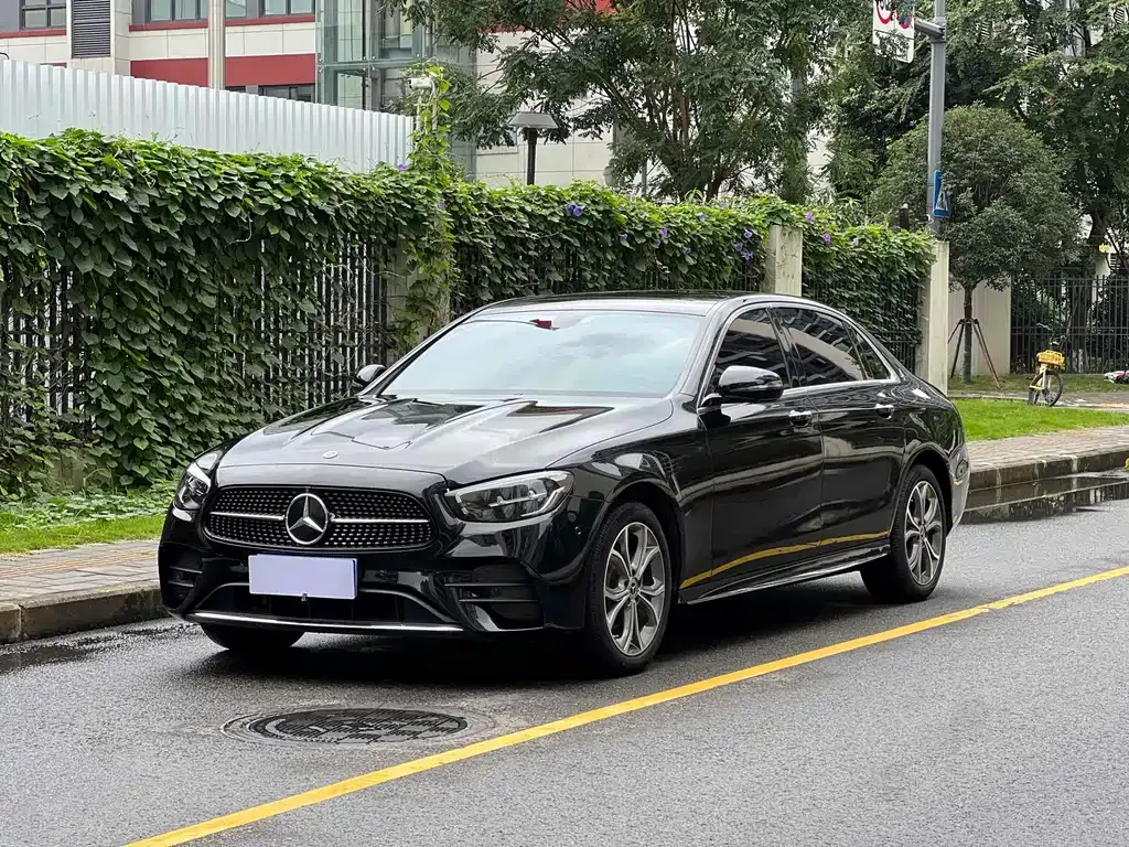 Mercedes-Benz E-Class — фото 1