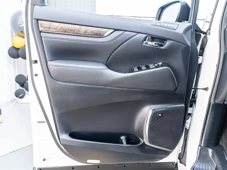 Toyota Alphard — фото 4