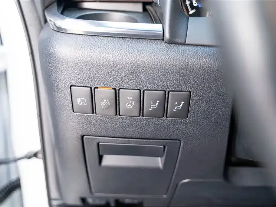 Toyota Alphard — фото 8