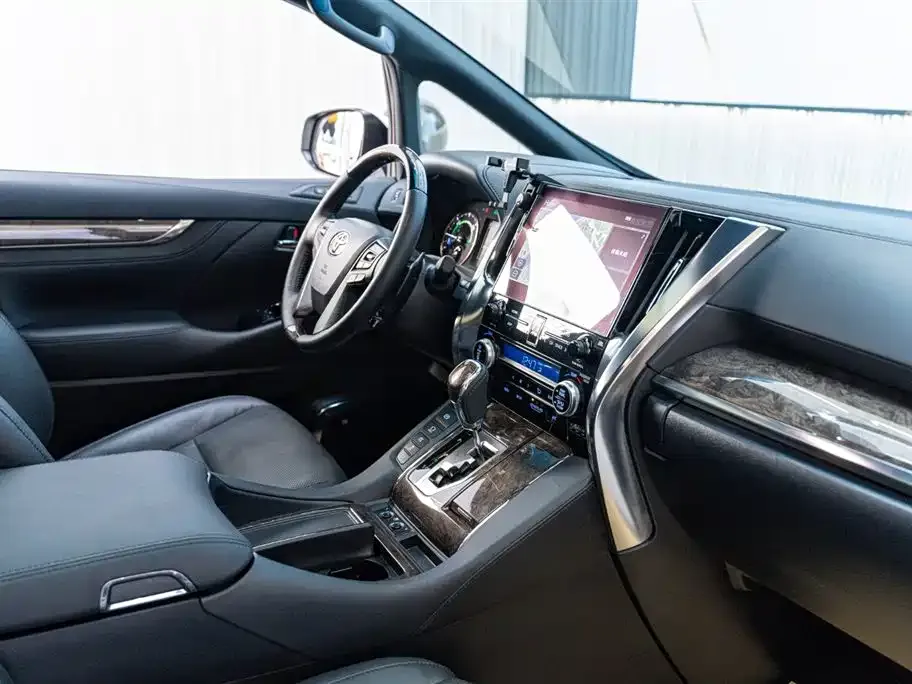 Toyota Alphard — фото 9
