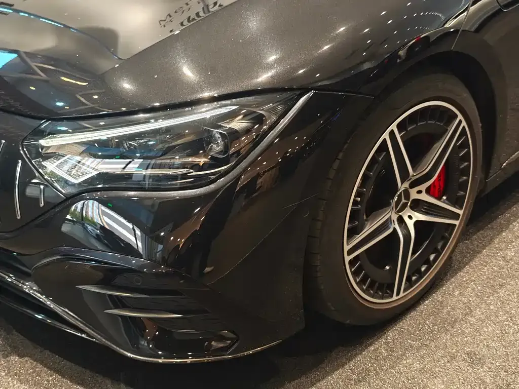 Mercedes-Benz EQE AMG — фото 3