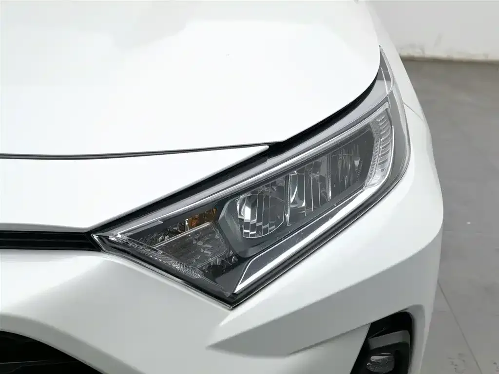 Toyota RAV4 — фото 7