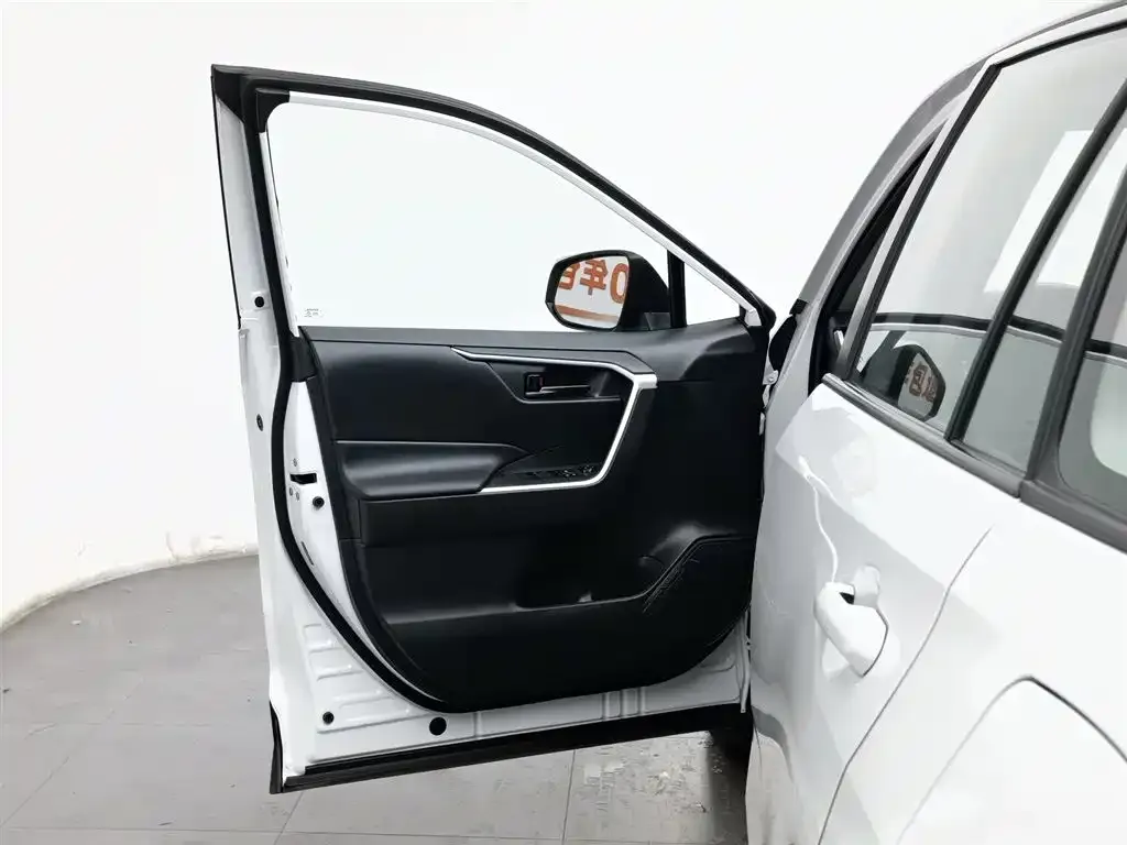 Toyota RAV4 — фото 8