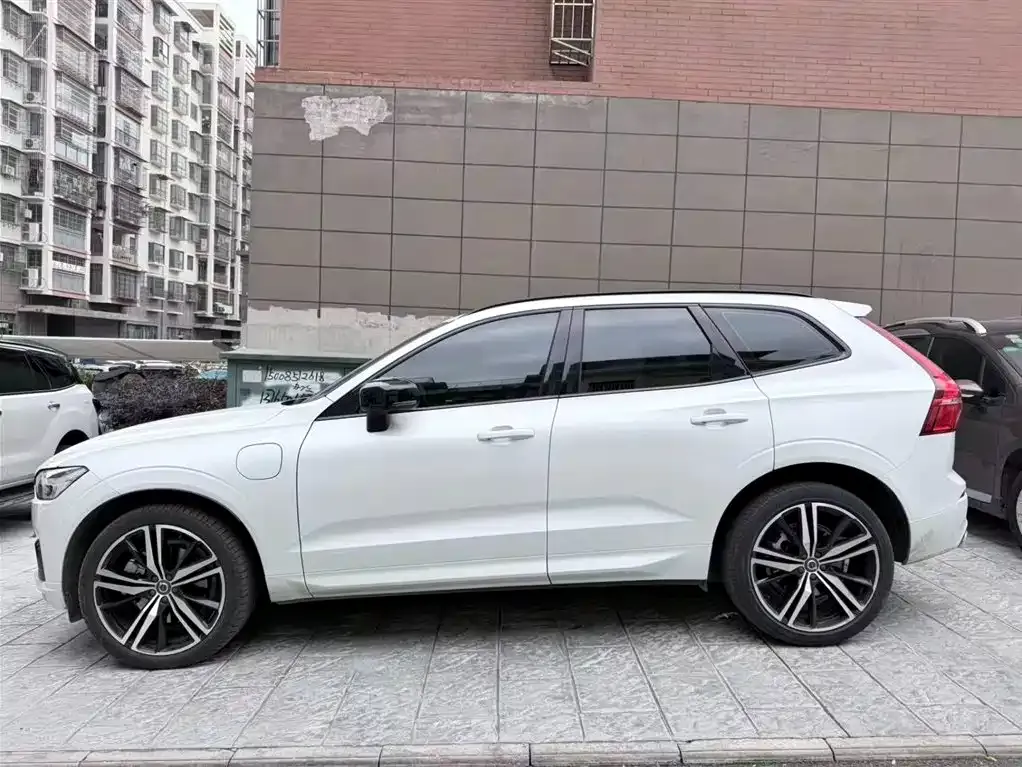 Volvo XC60 PHEV — фото 7