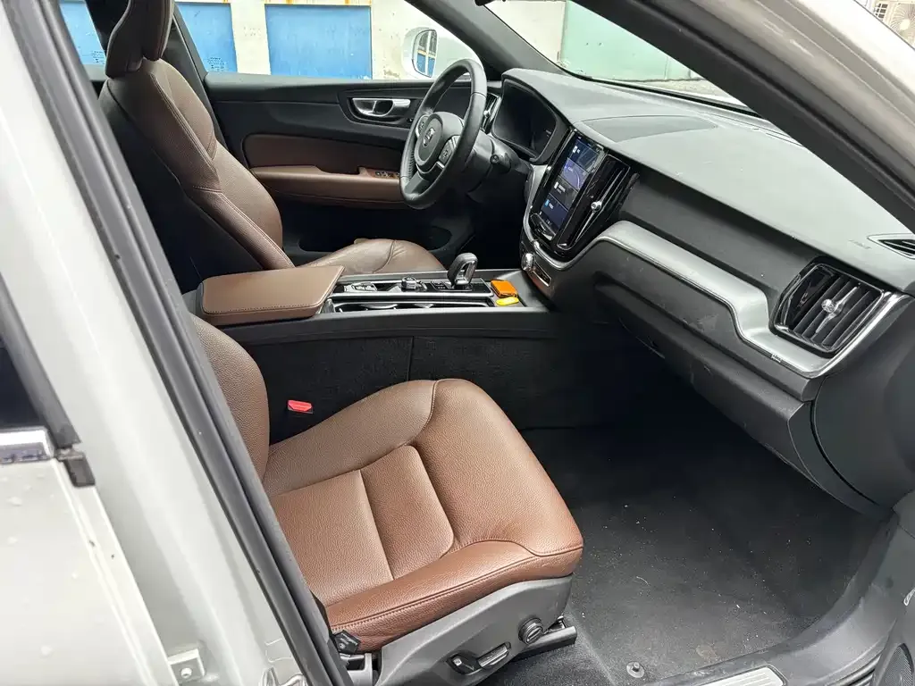 Volvo XC60 — фото 10