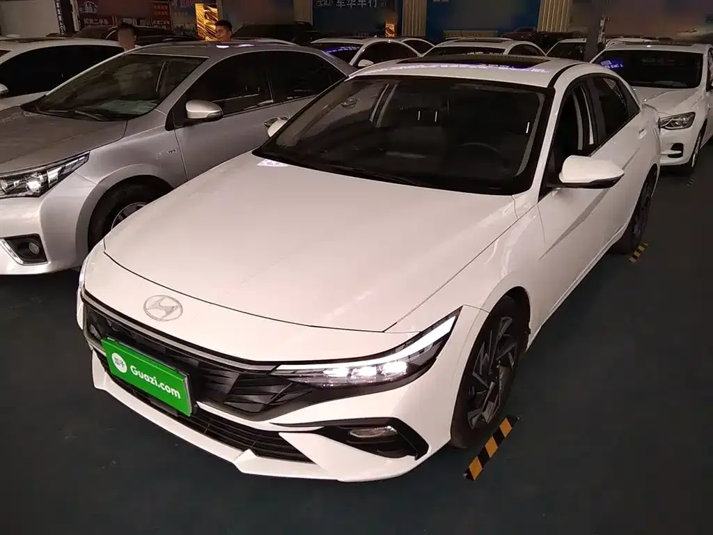 Hyundai Elantra — фото 1