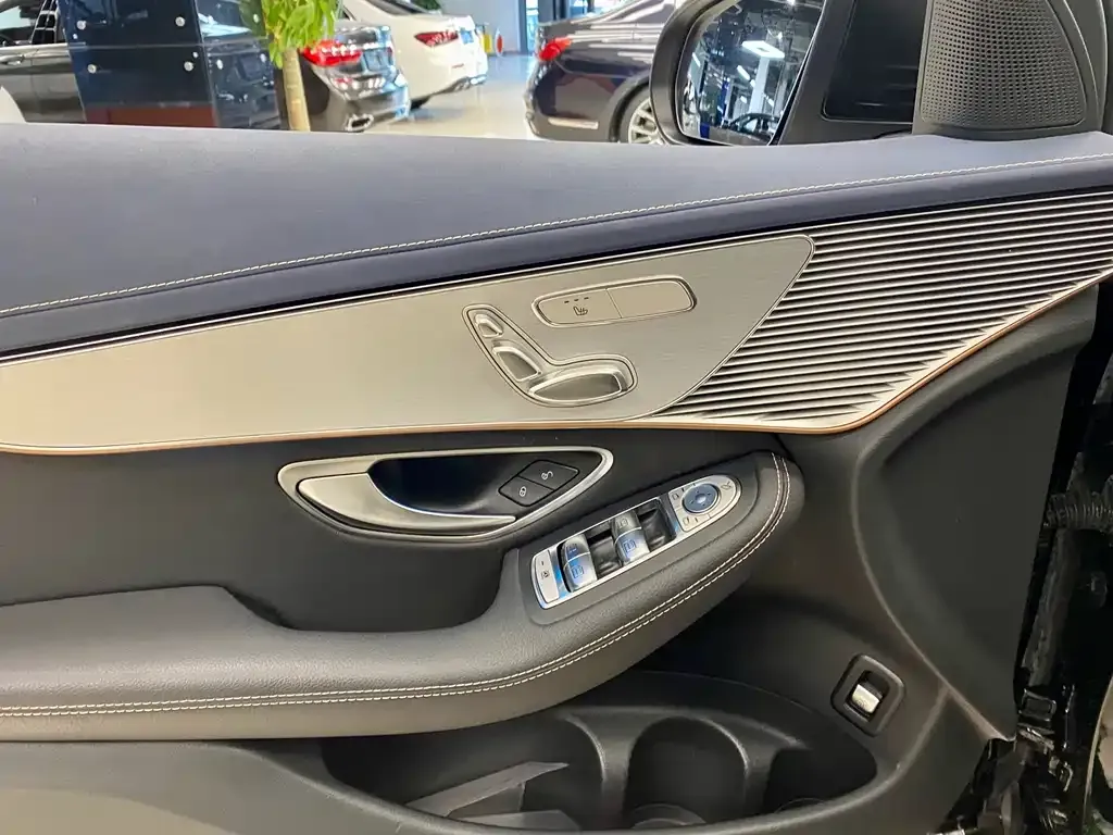 Mercedes-Benz EQC — фото 10