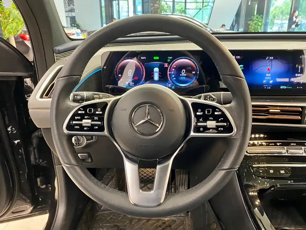 Mercedes-Benz EQC — фото 8