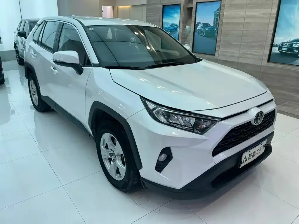 Toyota RAV4 — фото 1