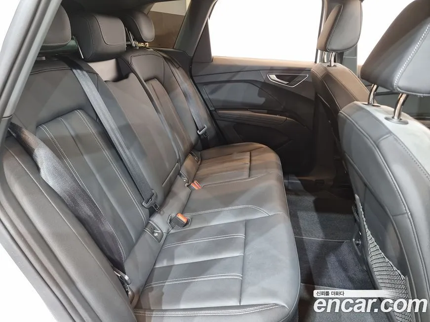 Audi Q4 e-tron — фото 10