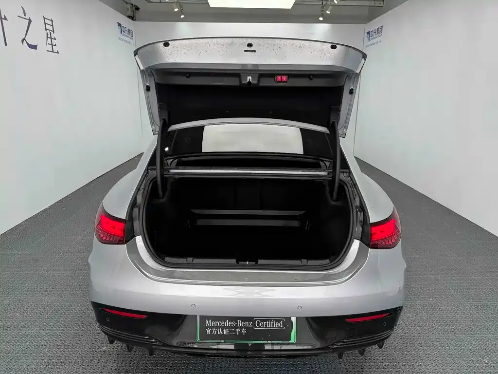Mercedes-Benz EQE AMG — фото 7