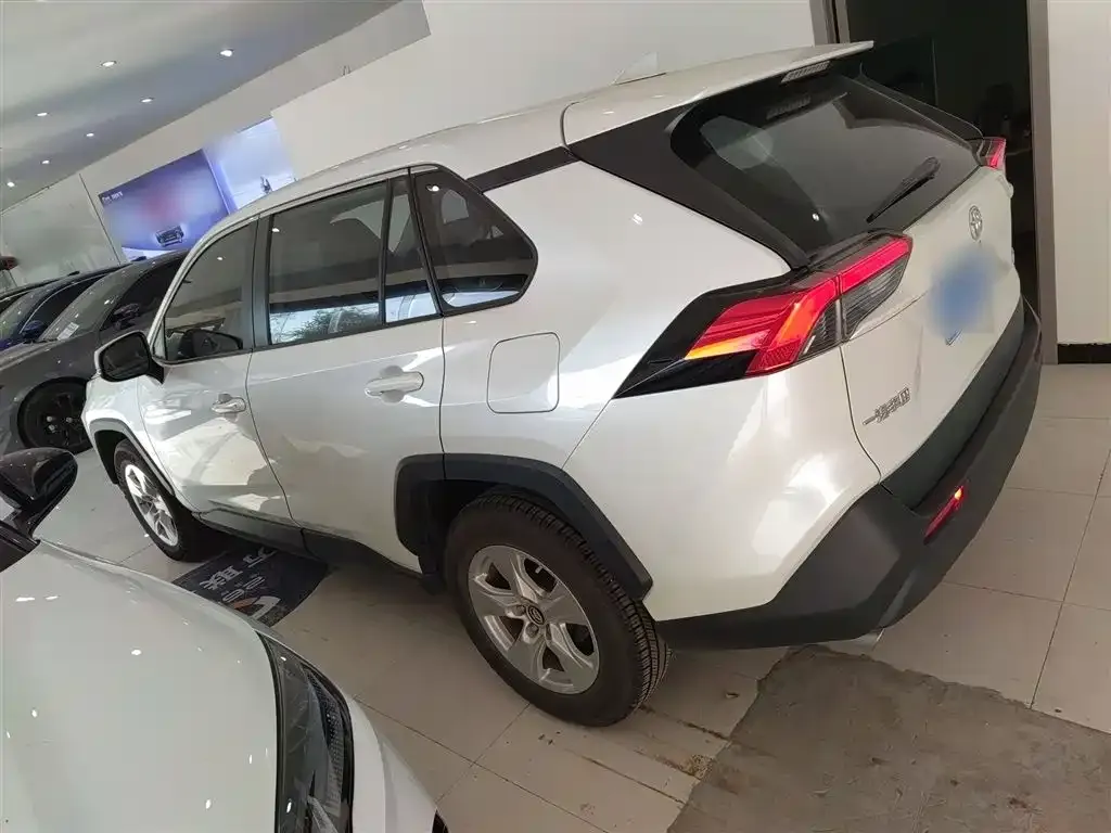 Toyota RAV4 — фото 5