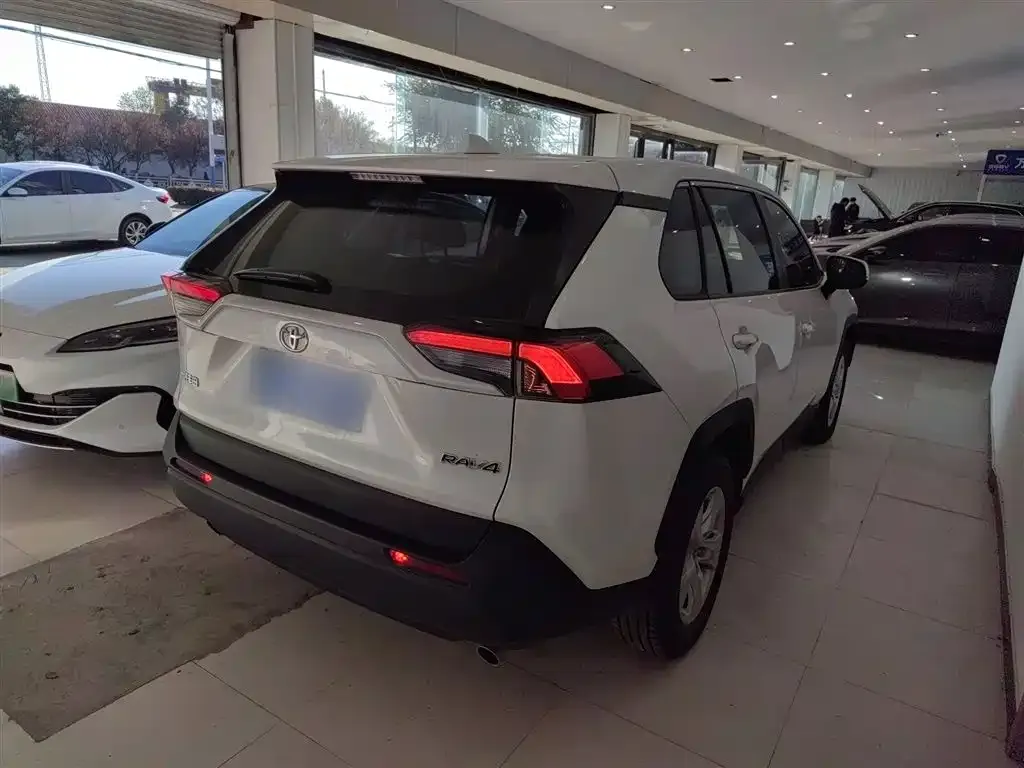 Toyota RAV4 — фото 7