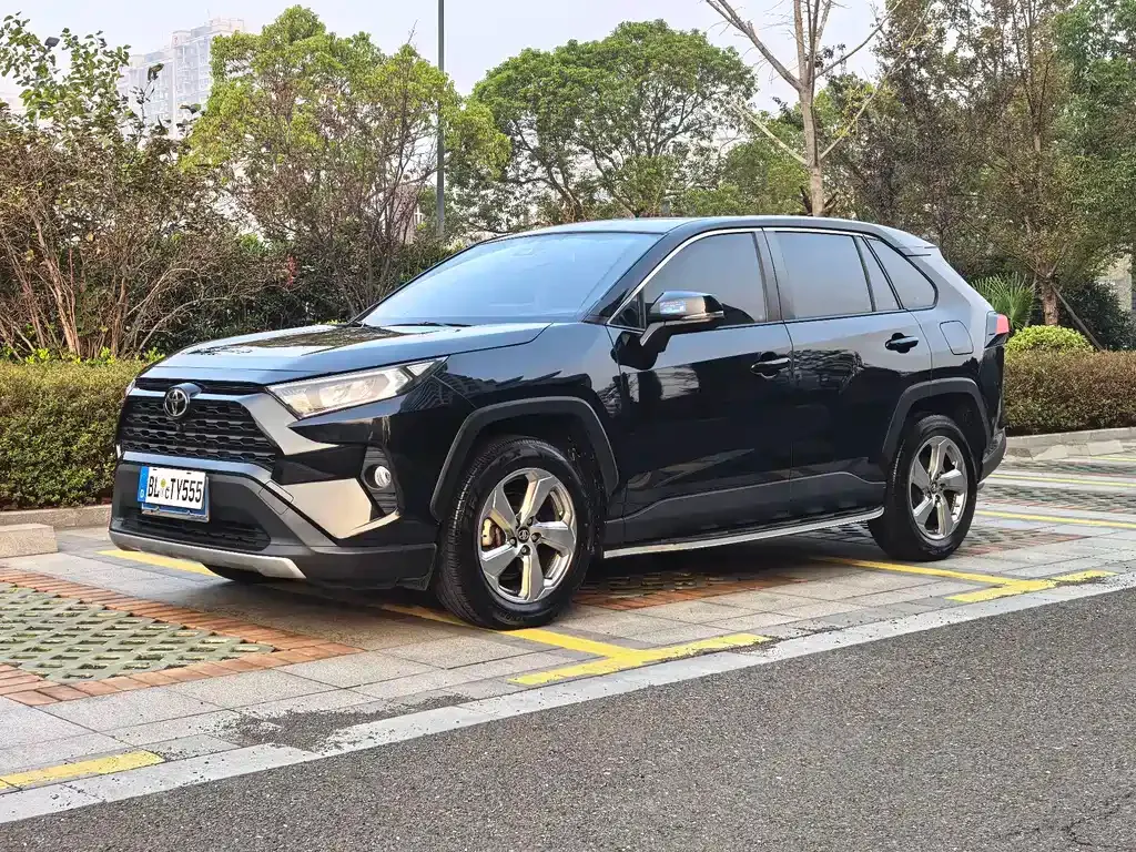 Toyota RAV4 — фото 1