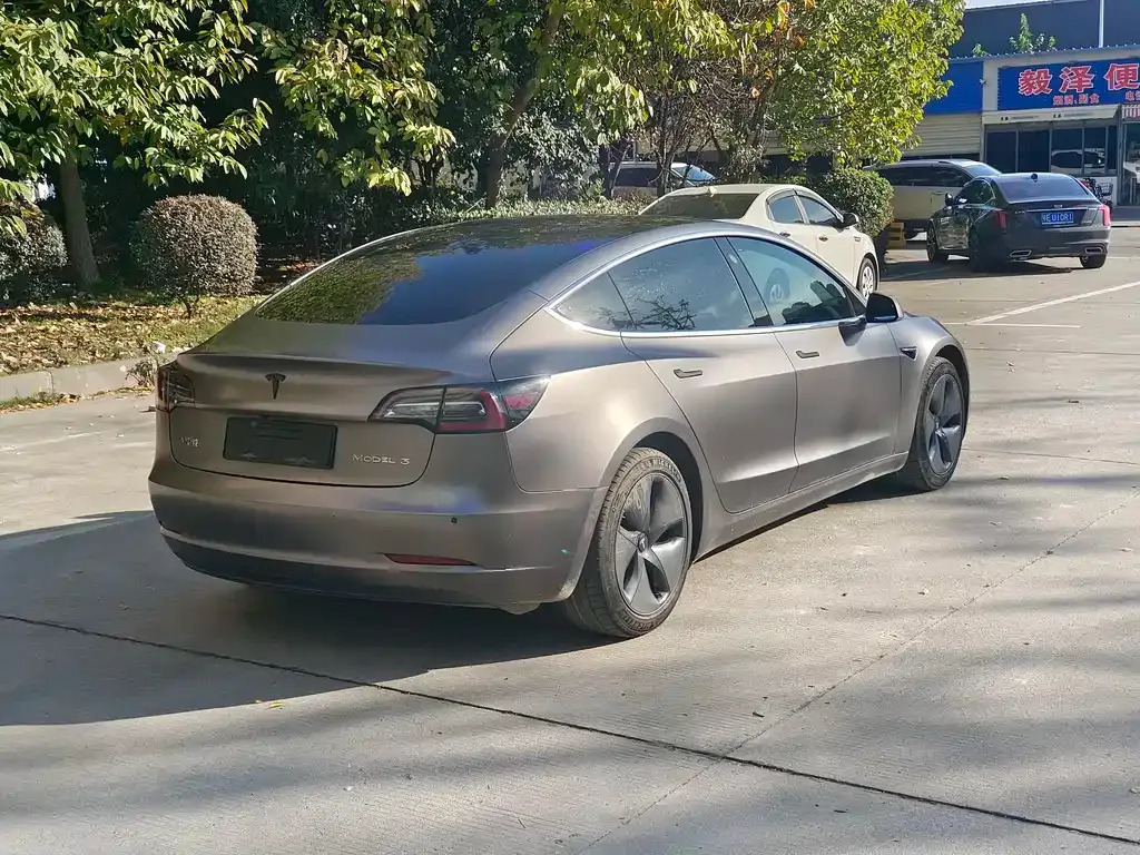 Tesla Model 3 — фото 7