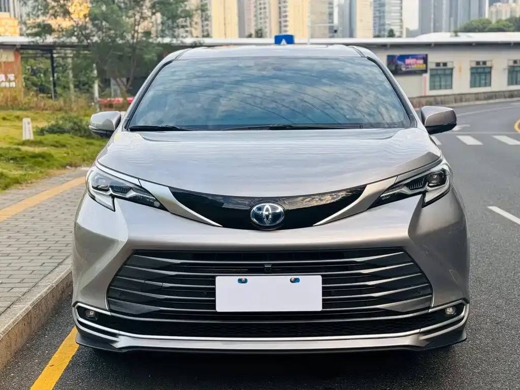 Toyota Sienna — фото 2