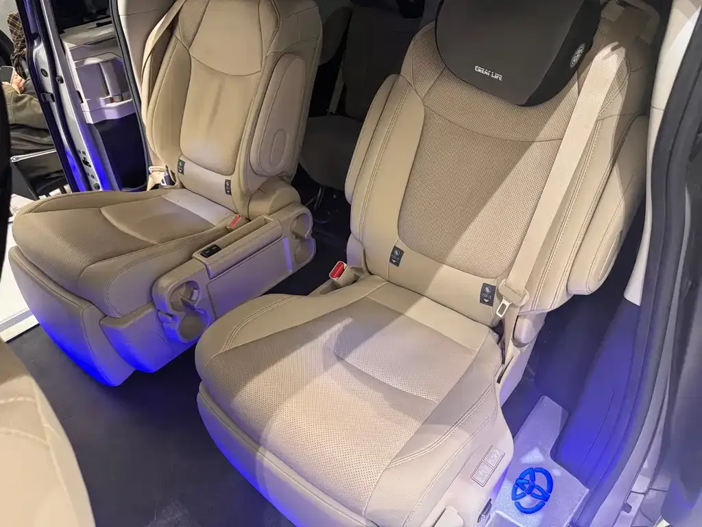 Toyota Sienna — фото 9