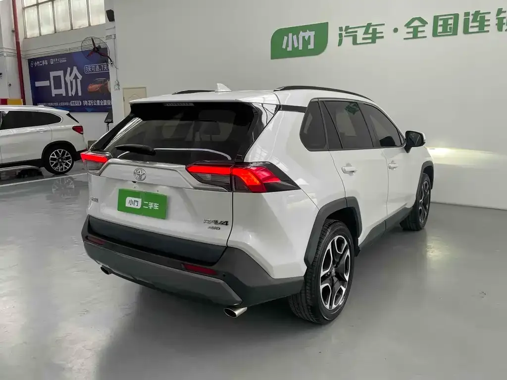 Toyota RAV4 — фото 5
