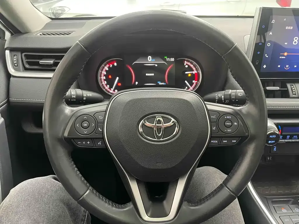 Toyota RAV4 — фото 8