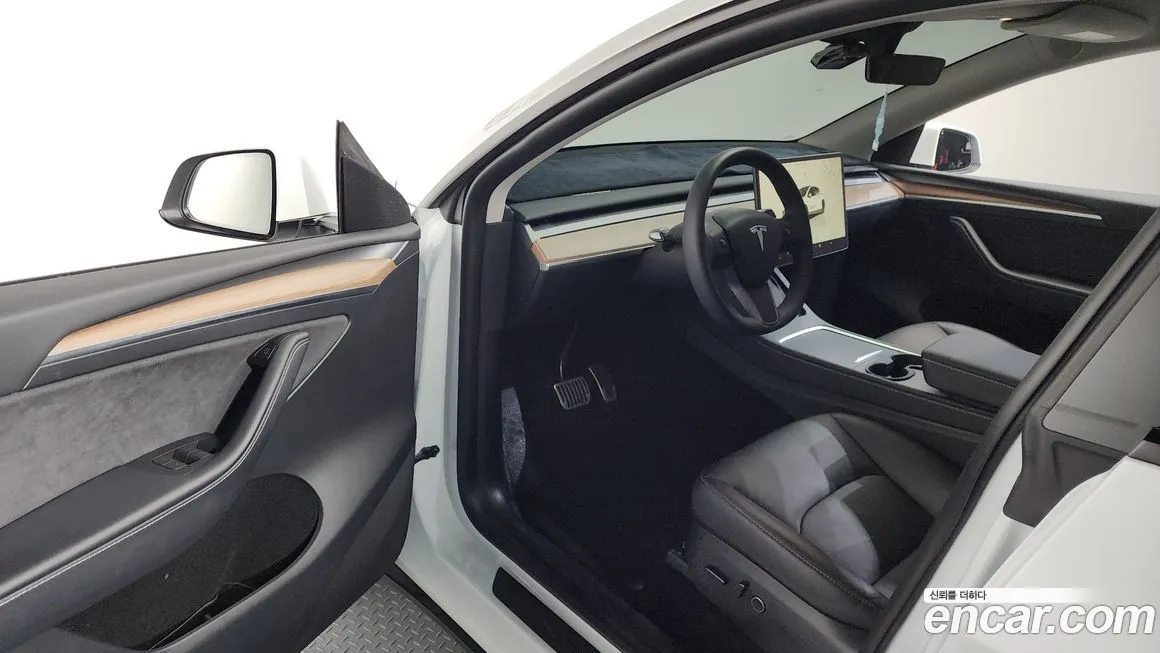 Tesla Model Y — фото 10