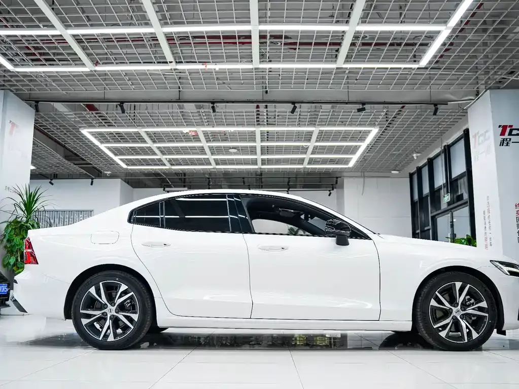Volvo S60 — фото 4
