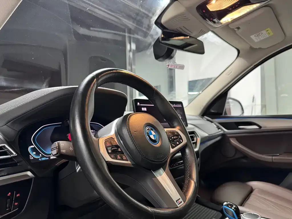 BMW iX3 — фото 9