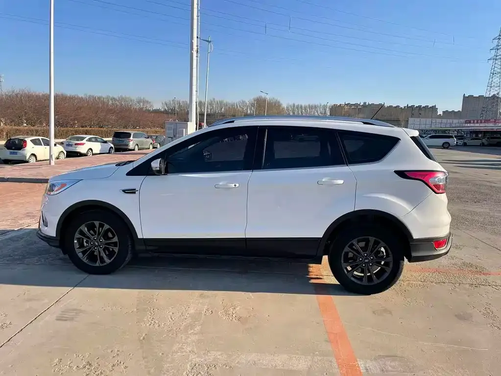 Ford Kuga — фото 10