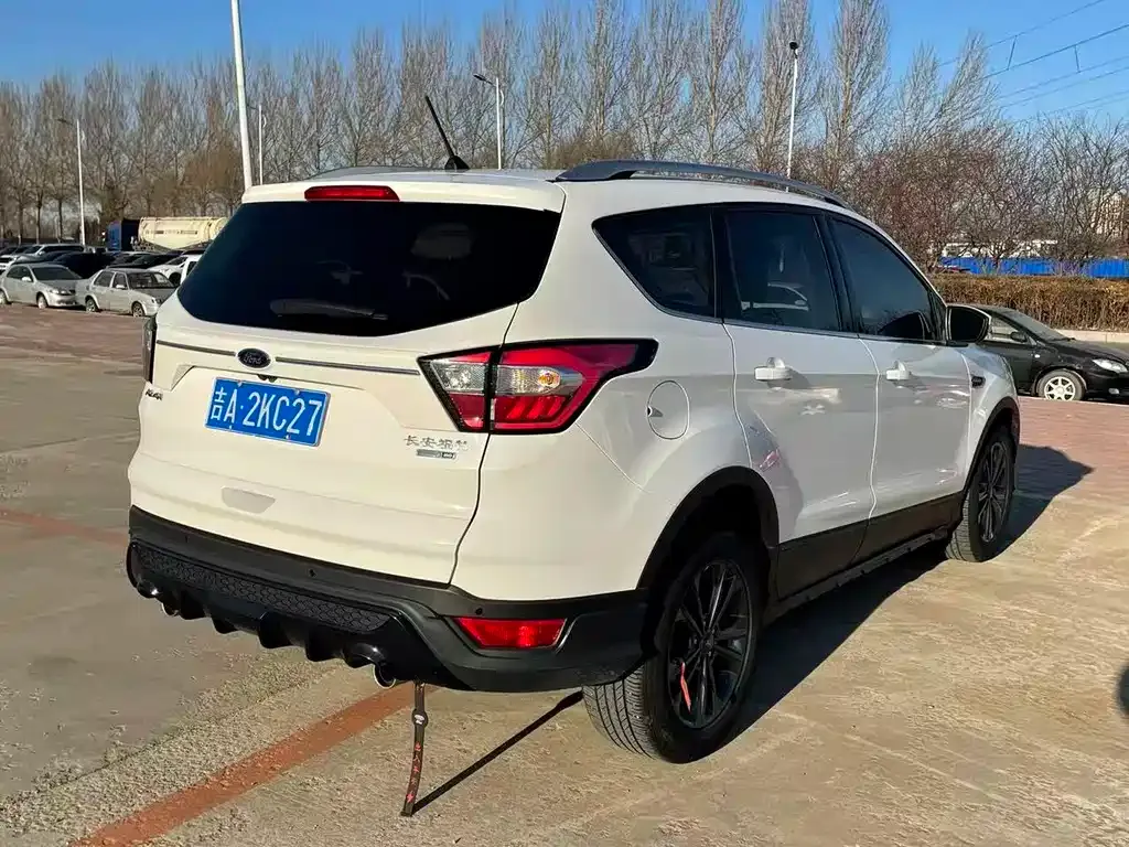 Ford Kuga — фото 9