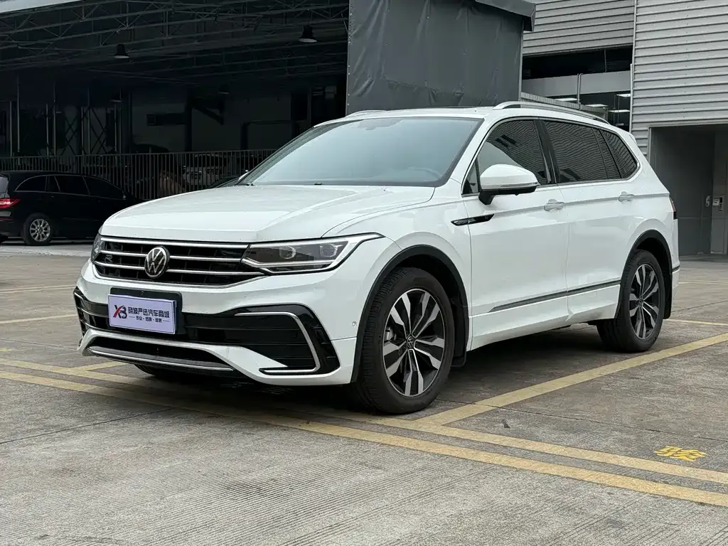 Volkswagen Tiguan L — фото 1