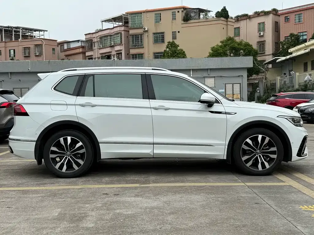 Volkswagen Tiguan L — фото 4