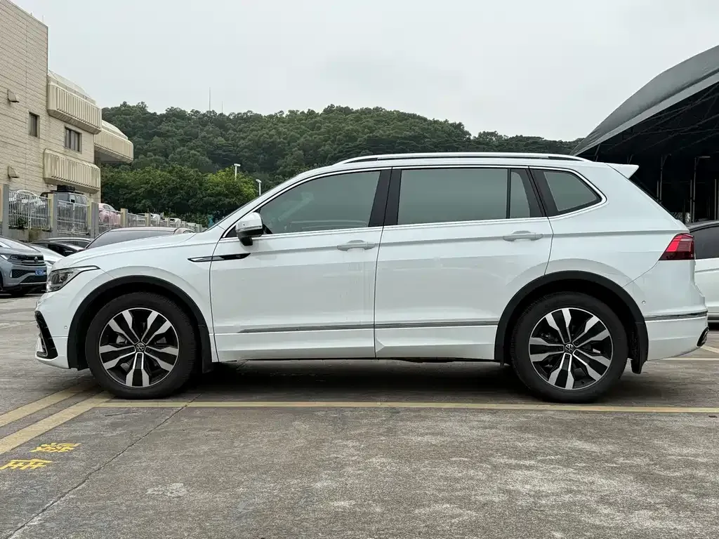 Volkswagen Tiguan L — фото 5