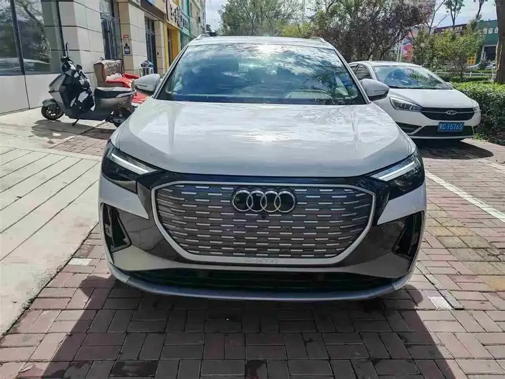 Audi Q4 e-tron — фото 1