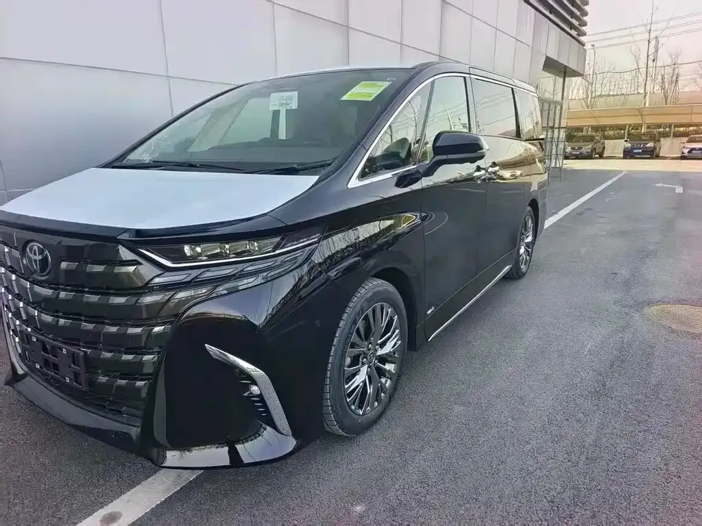Toyota Alphard — фото 1