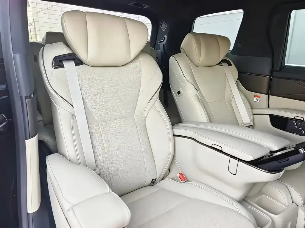Toyota Alphard — фото 8