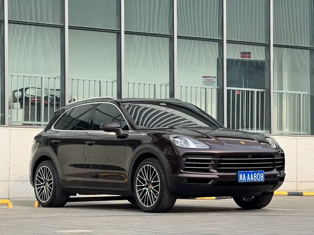Porsche Cayenne — фото 1