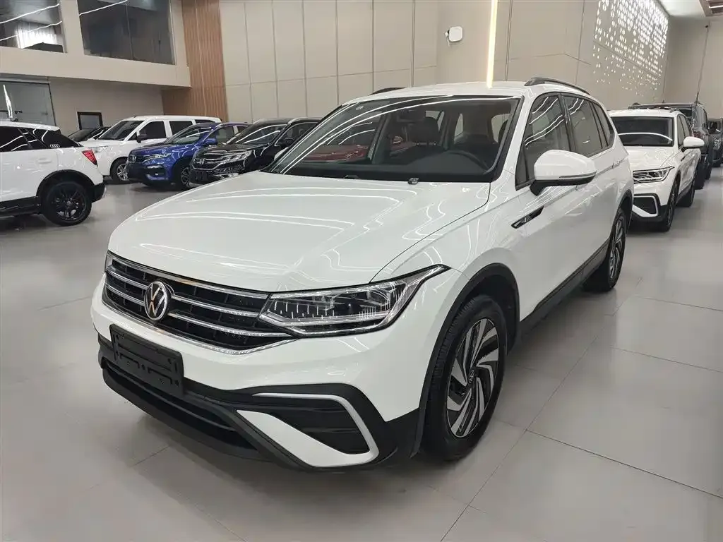 Volkswagen Tiguan L — фото 1