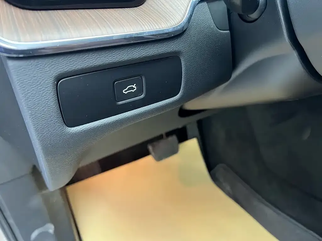 Volvo XC60 — фото 10