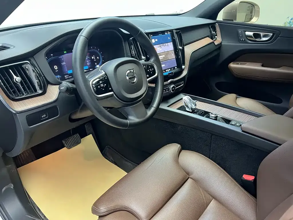 Volvo XC60 — фото 9